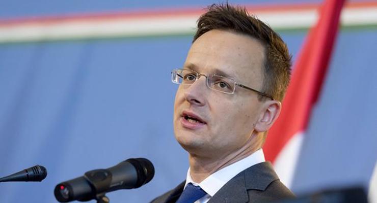 Венгрия требует расследования инцидента с флагом