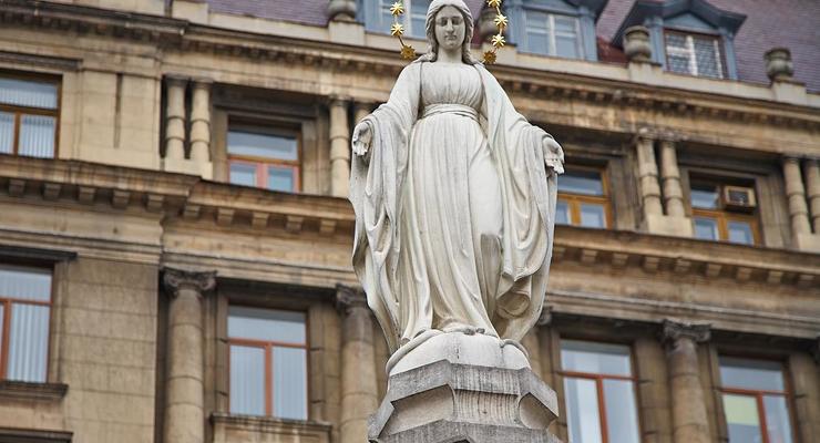 В центре Львова "минировали" статую Матери Божьей