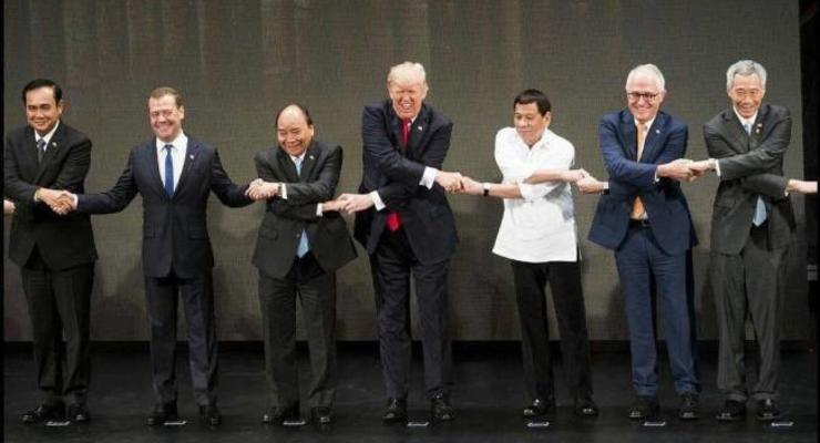 Медведев снова испортил групповое фото на саммите азиатских стран