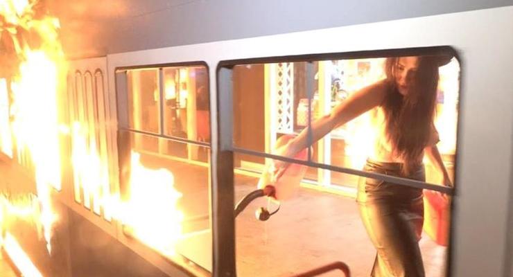 В Виннице Femen подожгла трамвай возле магазина Roshen