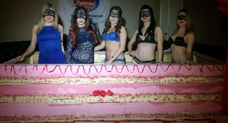 Cтриптизерши из Ростова испекли рекордный торт