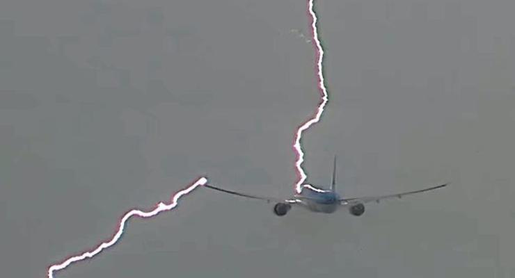 В аэропорту Амстердама молния попала в пассажирский Boeing