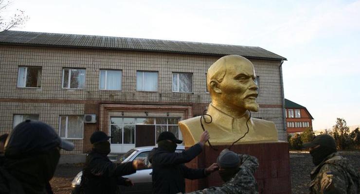 В Одесской области свалили памятник Ленину