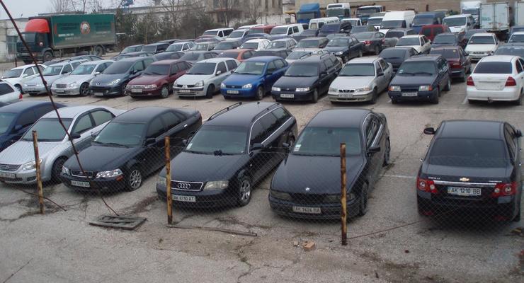 В Киевской области чиновник МВД пытался украсть машины со штрафплощадки