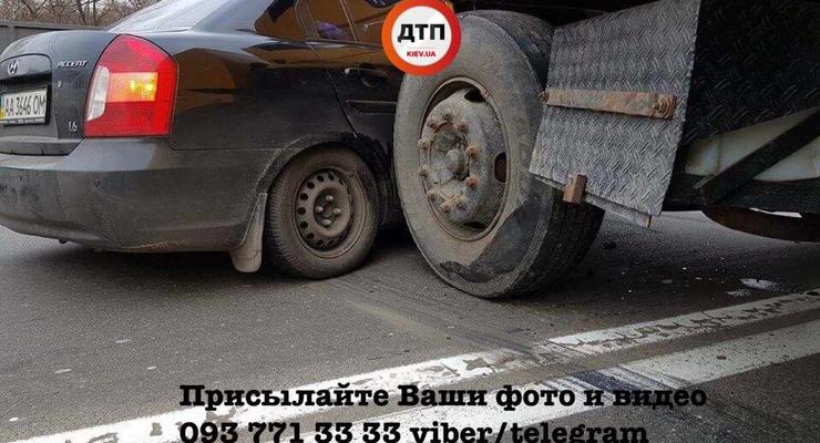 В Киеве грузовик протаранил четыре авто и перекрыл проспект