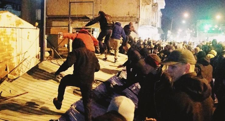 Нацкорпус разгромил застройку на Сенном рынке в Киеве