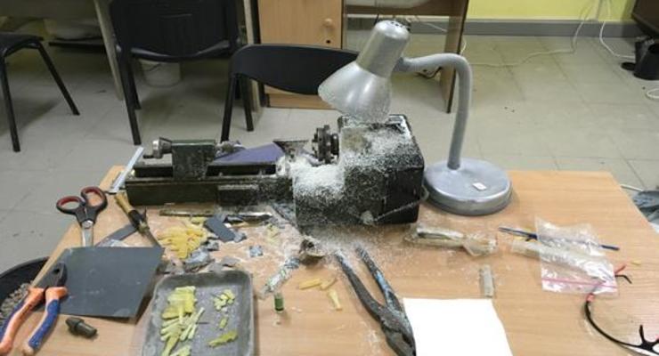 Полиция нашла подпольный цех по обработке янтаря в Ровенской области