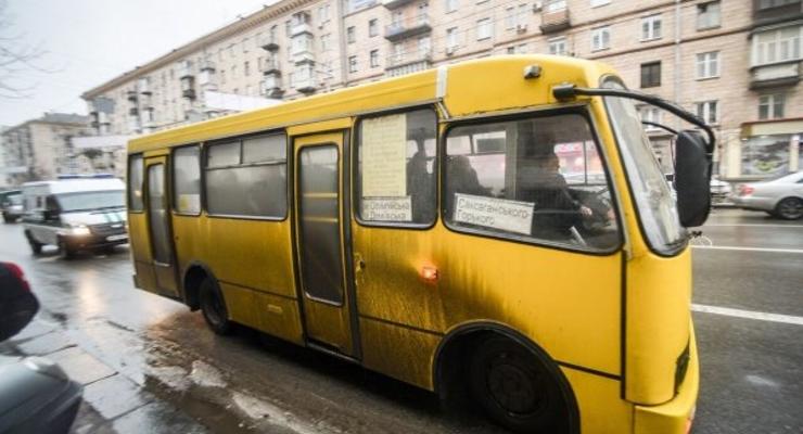 В Киеве маршруточник на ходу считал деньги и смотрел сериал – соцсети
