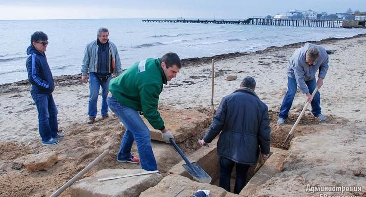 В Крыму на пляже нашли древнюю могилу