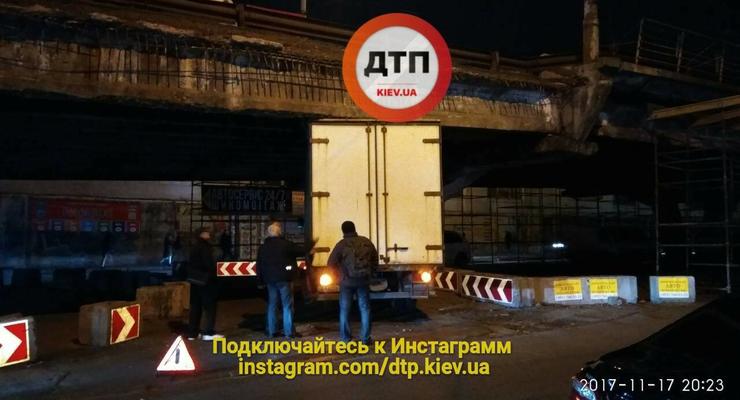 В Киеве под Шулявским мостом застрял грузовик