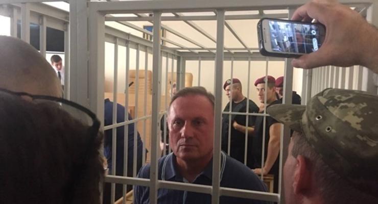 Суд продлил арест Ефремову