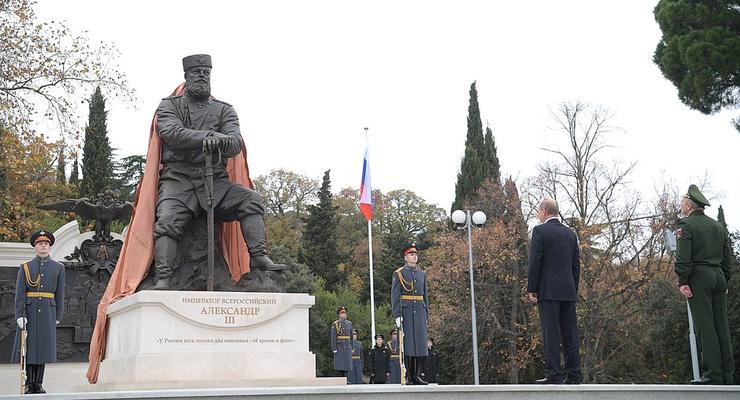 В Крыму Путин открыл памятник Александру III