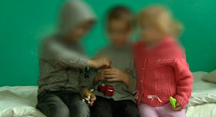 В Бердичеве мать закрыла в квартире троих детей, оставив миску каши и луковицу
