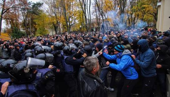 Во время митинга в Одессе пострадали 20 полицейских