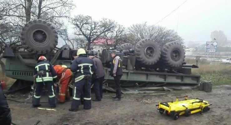 В Запорожье перевернулся военный КрАЗ, погиб водитель