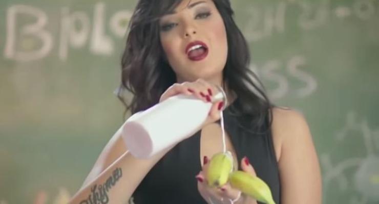 В Египте певицу арестовали за клип, где она ест банан