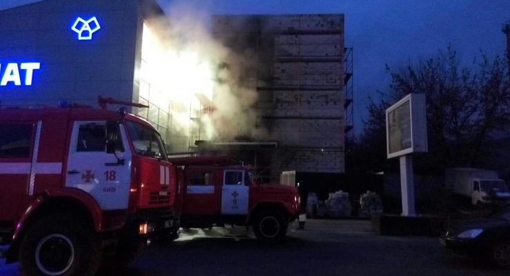 В Киеве потушили пожар в строительном магазине