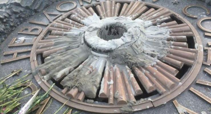 В Киеве снова залили цементом Вечный огонь