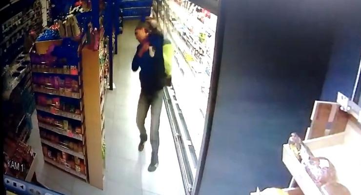 Мужчина уронил трехлетнюю девочку в супермаркете и не вызвал врачей