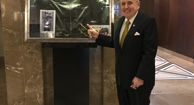 Экс-мэр Нью-Йорка в отеле Ярославского обнаружил куртку Шварценеггера