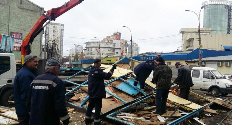 В Киеве снесли 15 незаконных сооружений