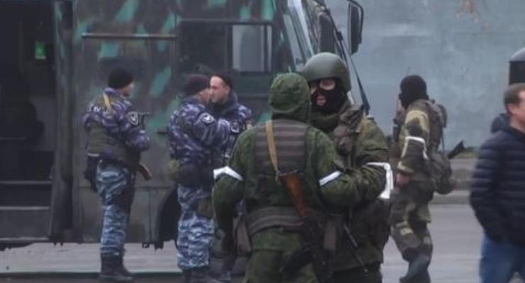 В Луганске  вооруженные боевики оцепили здание "МВД"