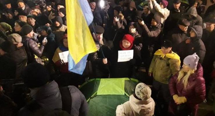 В Киеве на Майдане появились палатки