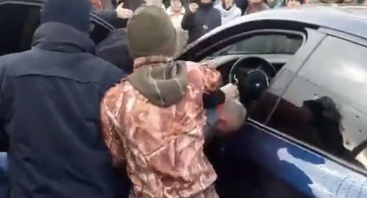 В Киеве люди устроили самосуд над водителем, который блокировал движение