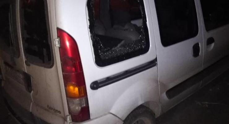 В Киеве неадекват побил машины и чуть не ограбил женщину