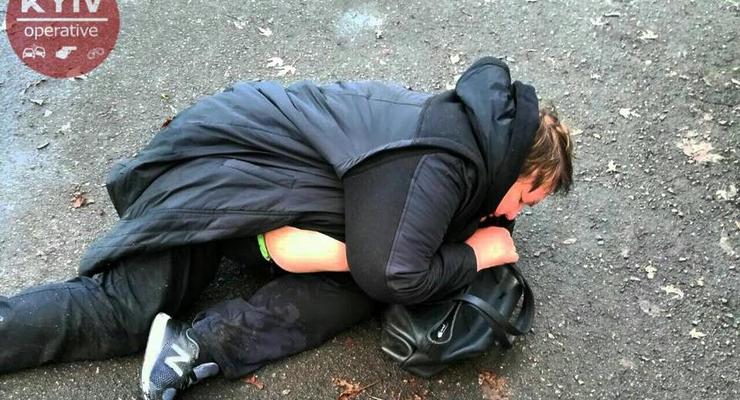 В Киеве пьяная женщина-водитель выпала из машины