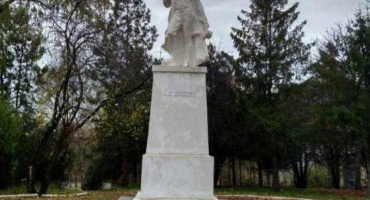 В Молдове снесли голову памятнику Пушкину
