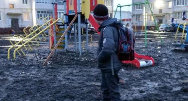 Ребенок застрял в грязи на новой детской площадке