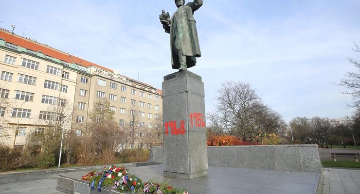 В Праге разрисовали памятник советскому маршалу Коневу