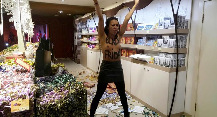 Femen устроила "черную пятницу" в Roshen на Крещатике