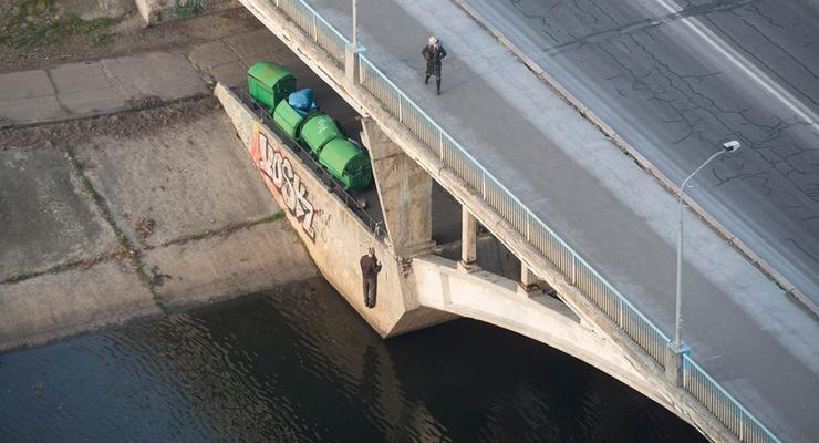 В Киеве на мосту повесился мужчина