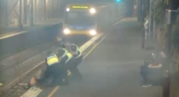 В Австралии женщину подняли с рельс за мгновение до прибытия поезда