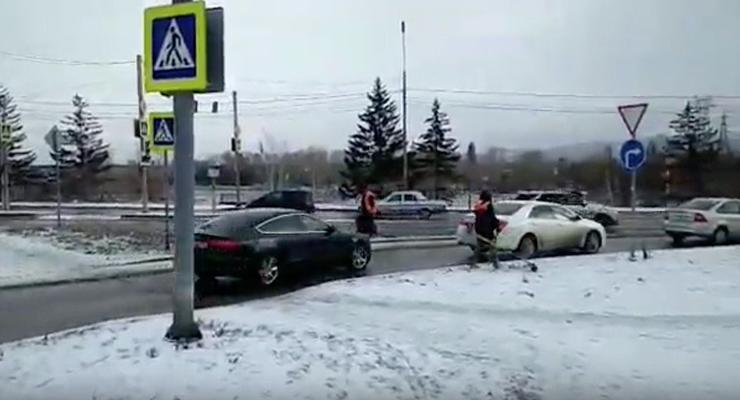 В России оправдали коммунальщиков, которые косили снег