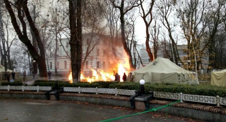 Под Верховной Радой сгорела палатка протестующих
