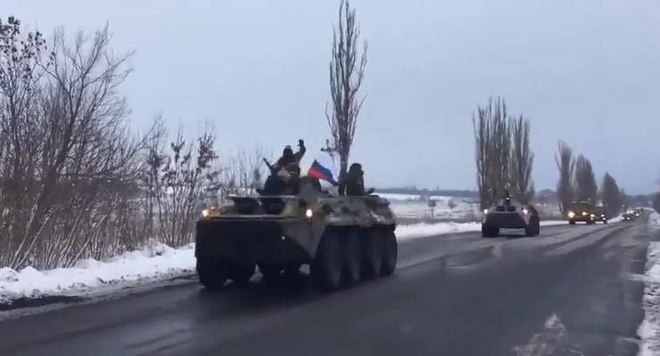 Появилось видео с бронетехникой на пути из Луганска в Донецк