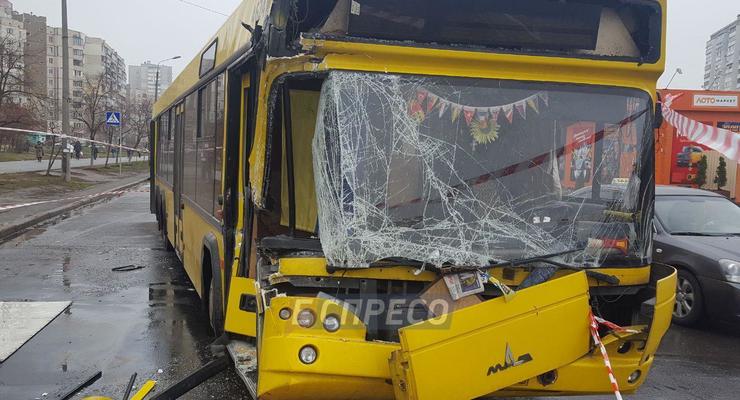 В Киеве маршрутный автобус протаранил грузовик