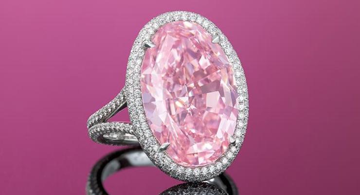 Розовый бриллиант ушел с молотка за $32 миллиона