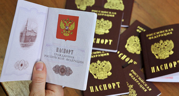 Более тысячи крымчан получили по два паспорта РФ