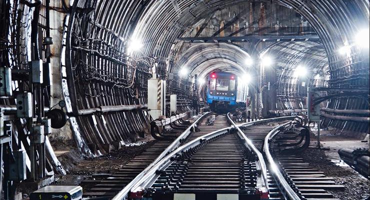 В киевском метро упал на рельсы человек, движение ограничено