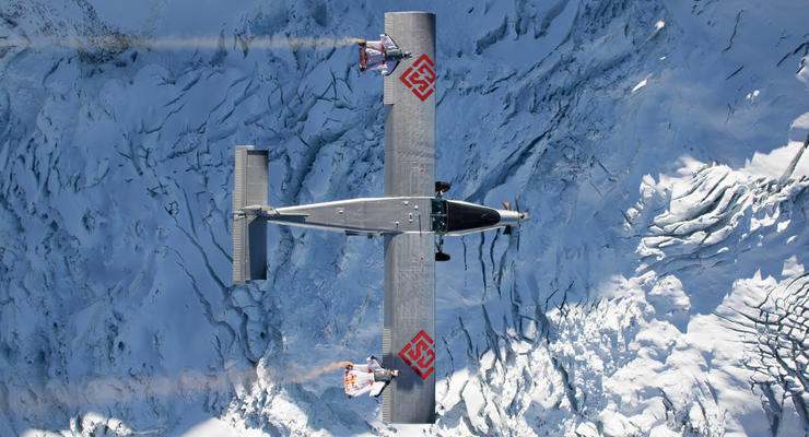 В Альпах экстремалы прыгнули со скалы в самолет