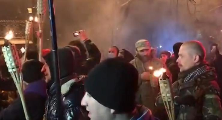 Годовщина Майдана: люди с факелами пошли к АП