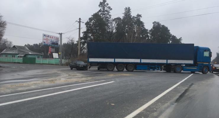 Гололед в Киеве: дороги превратились в каток, транспорт курсирует со сбоями