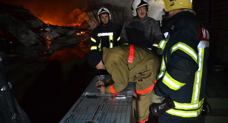 Крупный пожар в Одессе: три часа горел склад химии