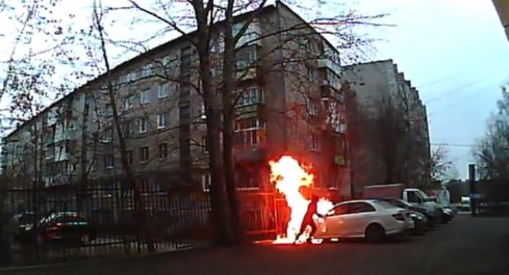 В России хулиган поджег Mercedes и загорелся сам