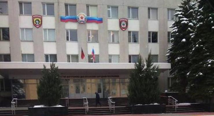 В Луганске на админзданиях вывесили российские флаги