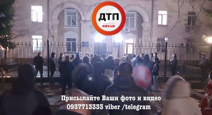 В Киеве водители на еврономерах заблокировали отделение полиции